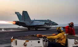 Un F/A-18 Super Hornet américain décolle du porte-avions USS Harry S. Truman en mer Rouge, le 16 mars 2025