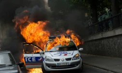 Un véhicule de police incendié le 18 mai 2016 à Paris