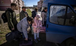 Des habitants de Kramatorsk montent dans un mini-bus pour quitter la ville au lendemain d'une frappe meurtriÚre de missile russe, le 9 avril 2022 dans la région du Donbass, dans l'est de l'Ukraine
