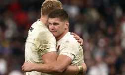 Les Anglais Owen Farrell (d) et David Ribbans après la victoire contre l'Argentine dans le match pour la troisième place de la Coupe du monde, le 27 octobre 2023 au Stade de France à Saint-Denis   
