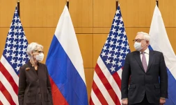 La secrétaire d'Etat adjointe des Etats-Unis Wendy Sherman (g) et son homologue russe Sergei Ryabkov (d) lors de pourparlers sur l'Ukraine, le 10 janvier 2022 à Genève