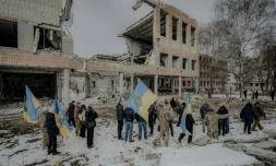 Des soldats ukrainiens et des proches marchent dans des zones de Kharkiv en hommage aux soldats morts sous les frappes de missiles russes, le 2 mars 2025, en Ukraine