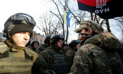 Des manifestants ultra-nationalistes dans le centre de Kiev pour marquer leur soutien au blocage d'une voie ferrée reliant les régions rebelles de l'est, productrices de charbon au reste du pays, le 19 février 2017