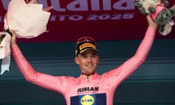 Vainqueur de la 3e étape, le Danois Mads Pedersen retrouve le maillot rose de leader du Tour d'Italie le 11 mai 2025 à Vlore, en Albanie.