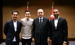 Les footballeurs allemands d'origine turque Mesut Özil et Ilkay Gündogan ont rencontré M. Erdogan à Londres le 13 mai 2018