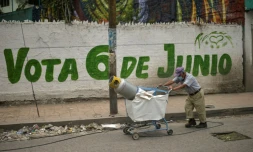Une affiche appelant Ă voter le 6 juin dans une rue d'Ecatepec, le 3 juin 2021 au Mexique