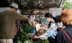 Mandy Tang (centre D), à la tête d'un groupe de pression soutenant les producteurs hongkongais, achète des betteraves produites localement à la ferme communautaire de Mapopo, le 18 mars 2020 à Hong Kong