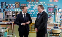 Emmanuel Macron et le journaliste Jean-Pierre Pernaut aprÚs l'interview du président sur TF1 dans l'école du Berd?huis (Orne) le 12 avril 2018