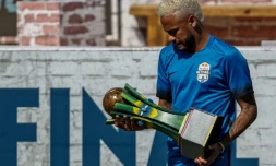 Le joueur de football Brésilien Neymar tenant un trophée lors d'un tournoi de football à cinq au bénéfice de sa fondation basée à Praia Grande (sud-est du Brésil), le 13 juillet 2019