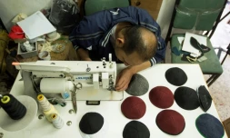 Fabrication de kippas dans un atelier du camp de réfugiés palestiniens de Chati, dans la bande de Gaza, le 8 mars 2017