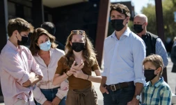 Justin Trudeau attend pour voter avec sa famille, le 20 septembre 2021 à Montréal