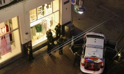 Des policiers sont postés prÚs de la boutique Apple Store dans laquelle a lieu une prise d'otage par un homme armé à Amsterdam le 22 février 2022