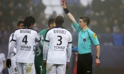 Le défenseur de Metz Milan Bisevac reçoit un carton rouge lors du match contre Caen, le 18 décembre 2016 au stade d'Ornano