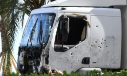 Le camion conduit par Mohamed Lahouaiej Bouhlel est inspecté par la police sur la Promenade des Anglais à Nice, le 15 juillet 2016, au lendemain matin de l'attentat qui a fait 84 morts