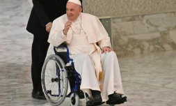 Le pape François arrive en chaise roulante à une audience au Vatican le 5 mai 2022