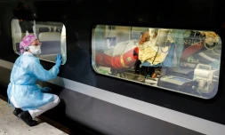 Une infirmière surveille l'installation d'un malade dans un train médicalisé à la Gare d'Austerlitz à Paris, le 1er avril 2020