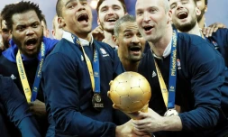 Daniel Narcisse et Thierry Omeyer brandissent le trophée remporté par l'équipe de France à l'issue du Mondial de hand, le 29 janvier 2017 à Paris