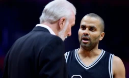 Tony Parker avec son entraîneur Gregg Popovich pendant le match entre LA Clippers et son club des Spurs, à Los Angeles le 24 février