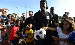 Le défenseur latéral de l'équipe de France acclamé par de jeunes supporters lors d'une visite au club de son enfance à Palaiseau dans l'Essonne, le 10 septembre 2018