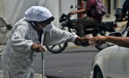Une femme demande l'aumône à Tegucigalpa le 4 août 2020