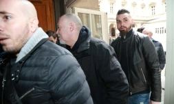 Des salariés d'Air France arrivent au palais de justice de Paris le 12 mars 2018, pour le procès en appel pour l'épisode dit de la "chemise arrachée"