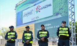 Des policiers montent la garde au centre des congrÚs de Belém, au Brésil, avant un sommet des pays d'Amazonie, le 6 août 2023