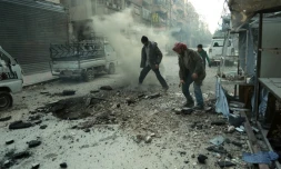 Des hommes constatent les dégâts après un bombardement du régime sur Douma, la principale ville de l'enclave rebelle dans la Ghouta orientae, le 10 mars 2018