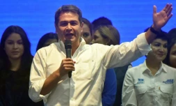 Le président sortant du Honduras, Juan Orlando Hernandez, salue ses supporteurs à Tegucigalpa, le 26 novembre 2017