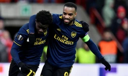 Les attaquants d'Arsenal Bukayo Saka (g) et Alexandre Lacazette heureux après un but du premier sur le terrain du Standard de Liège en Ligue Europa, le 12 décembre 2019