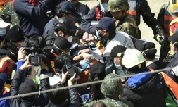 Après avoir passé plus de 50 heures enseveli, un homme de 40 ans a été extrait des décombres d'un immeuble, le 8 février 2016 dans le sud à Taïwan, à la suite d'un séisme