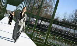 Un mannequin présente une création Christian Dior à la Fashion Week de Paris, le 3 mars 2026