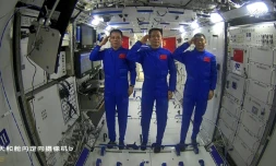 Les astronautes chinois Tang Hongbo (G), Nie Haisheng (C) et Liu Boming (D) saluant depuis la station spatiale chinoise le 23 juin 2021
