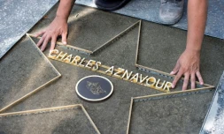 Mise en place de l'étoile de Charles Aznavour sur le "Walk of Fame", le 21 août 2017 à Hollyood en Californie
