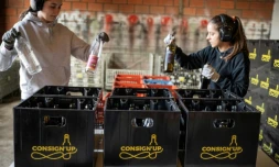 Dans les locaux de la coopérative Consign'Up, dédiée au réemploi de bouteilles en verre, à Portet-sur-Garonne (Haute-Garonne), le 22 janvier 2025