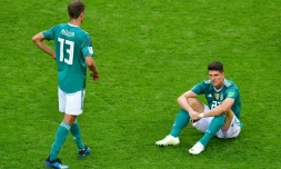 Les attaquants allemands Thomas Müller et Mario Gomez dépités après l'élimination de leur équipe dès le 1er tour du Mondial, le 27 juin 2018 à Kazan
