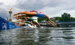 Le départ de l'épreuve féminine de triathlon le 31 juillet 2024 au pied du pont Alexandre III, sur la Seine