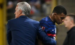 L'attaquant Kylian Mbappé, remercié par le sélectionneur Didier Deschamps, lors de son remplacement  pendant le match contre la Bosnie-Herzégovine, comptant pour les qualifications pour le Mondial-2022 au Qatar, le 1er septembre 2021 à Strasbourg 