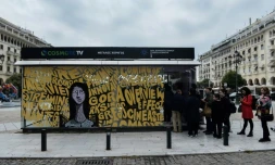 Des spectateurs faisant la queue pour acheter des tickets pour le 60e festival international de cinéma de Thessalonique, le 31 octobre 2019
