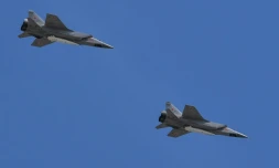 Deux MiG-31 de l'armée russe armés de missiles survolent la Place Rouge lors d'un défilé le 9 mai 2018 à Moscou