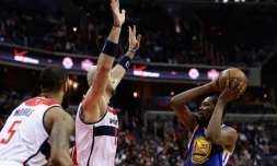 La star des Golden State Warriors Kevin Durant (d) lors d'un match contre les Wizards à Washington, le 28 février 2017