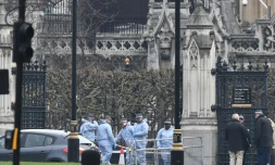 Les policiers britanniques travaillent sur la scène de l'attentat, le 23 mars 2017 à Londres