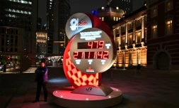 L'horloge électronique qui décompte le temps jusqu'à l'ouverture des Jeux olympiques de Tokyo le 23 juillet 2021, devant la gare centrale de Tokyo le 30 mars 2020