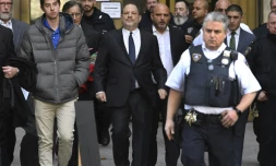 Harvey Weinstein (centre) quitte le tribunal de Manhattan le 20 décembre 2018