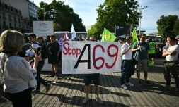 Manifestation d'opposants au projet d'autoroute A69, devant la gare de Toulouse, le 28 mai 2025