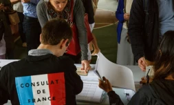 Une Française vote à l'Ecole française internationale à Hong Kong le 23 avril 2017