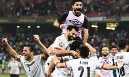 La joie de l'attaquant égyptien Mohamed Salah (C), entouré de ses coéquipiers, après avoir marqué le tir au but décisif face à la Côte d'Ivoire (0-0, 5 t.a.b. à 4) en 8e de finale de la Coupe d'Afrique des nations, le 26 janvier 2022 à Douala (Cameroun)