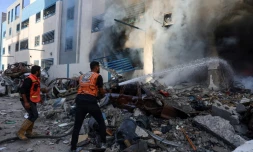 Des sauveteurs éteignent les flammes à l'intérieur d'une école de l'ONU transformée en abri après avoir été touchée par une frappe israélienne, dans le quartier de Rimal de la ville de Gaza, dans le nord de la bande de Gaza, le 14 novembre 2024