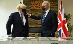 Le Premier ministre britannique Boris Johnson (g) et le président américain Joe Biden lors d'une rencontre avant le sommet du G7, le 10 juin 2021 à Carbis Bay, dans les Cornouailles