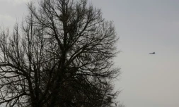 Un avion militaire ukrainien survole la région de Soumy dans le nord-ouest de l'Ukraine, le 13 avril 2025