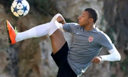 L'attaquant de Monaco Kylian Mbappé contrôle le ballon lors d'une séance d'entraînement au stade Louis II, le 14 mars 2017 